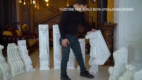 Kıvrımlı küçük payanda modeli ürün grubunun önünde taşınıyor