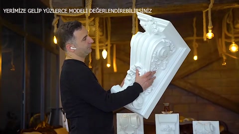 Geniş kıvrımlı payandanın ön yüzündeki çizgisel detaylar inceleniyor