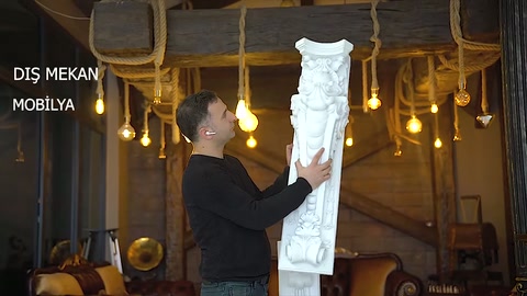 Kabartmalı ince payanda sergideki diğer modeller önünde elde tutuluyor