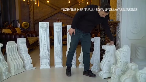 Kalın profilli payandanın arka yüzü çapraz konumda izleyiciye sunuluyor
