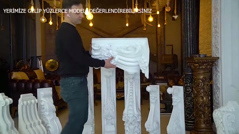Kıvrımlı payandanın geniş tabanı ürün dizisinin üzerinde sergileniyor