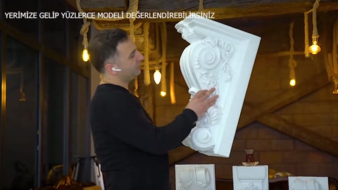 Yoğun süslemeli payandanın dışa taşan kıvrımları yandan inceleniyor