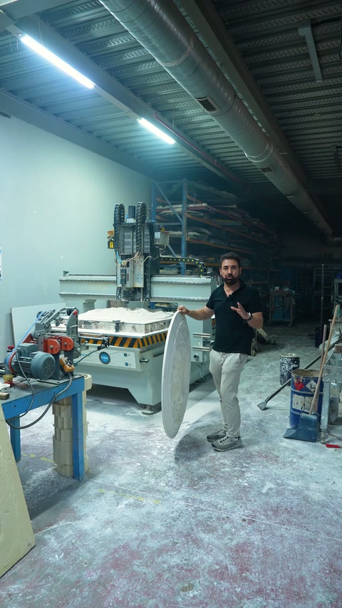 Sunucu, CNC tezgâhı yanındaki iki dairesel tavan göbeğini tanıtıyor.
