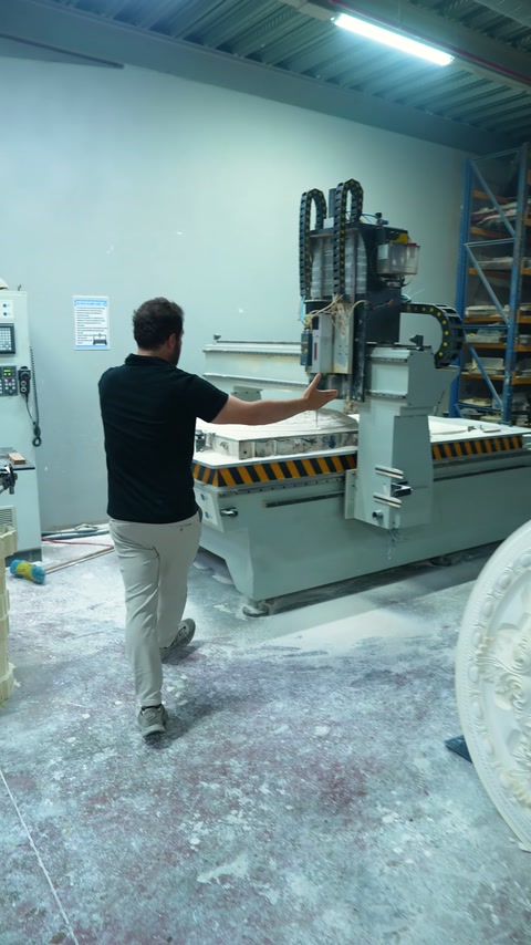 CNC operatörü, tezgâh tablasındaki dairesel kalıbı kontrol etmeye hazırlanıyor.