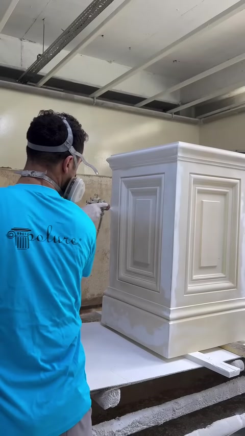 Usta, pilaster kaidesinin üst bölümünü püskürtme yöntemiyle kaplıyor.
