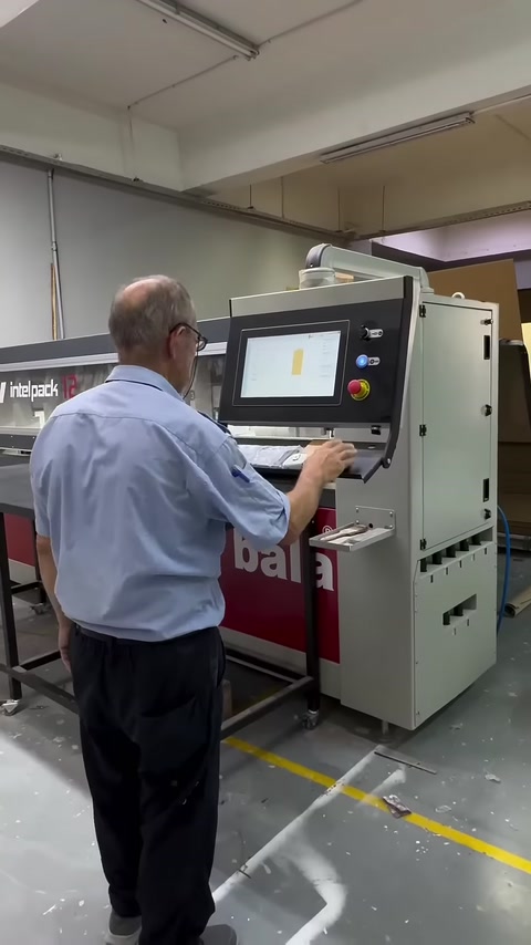 Operatör, kaide işleme makinesinin kontrol ekranını kullanıyor.