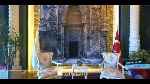 Oyma görünümlü duvar paneliyle düzenlenen klasik oturma alanı