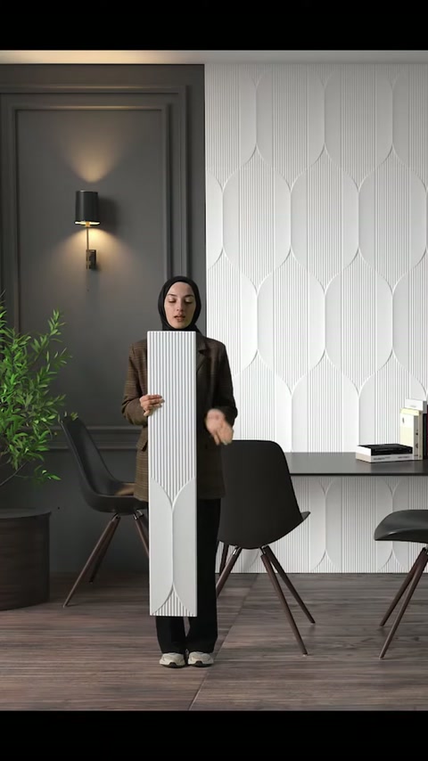 Sunucu, kabartmalı beyaz poliüretan duvar panelini modern ofiste dikey sergiliyor.