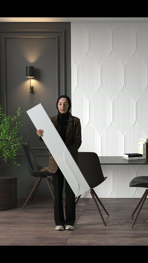 Beyaz poliüretan panel çapraz tutulurken geometrik yüzey ayrıntıları görünür kalıyor.
