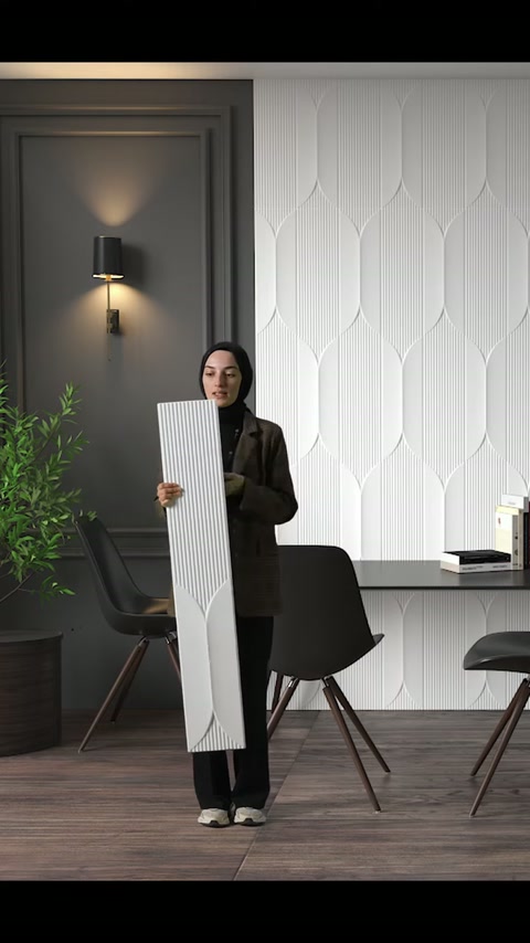 Panel yeniden dikey konumda sergilenerek oluklu üst kısmı öne çıkarılıyor.