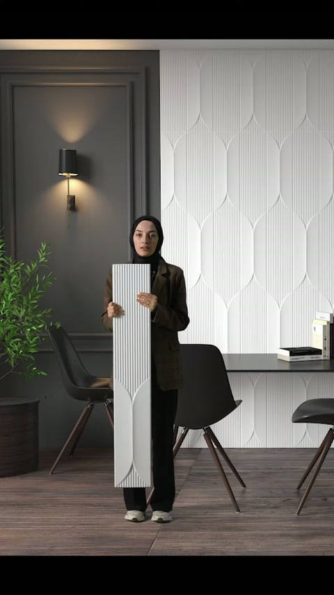 Sunucu, dikey panel üzerindeki ince çizgili dokuyu eliyle işaret ediyor.