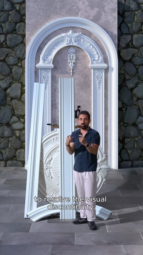 Pilaster sütunlar ve küçük motiflerle birleşim detayları oluşturuluyor