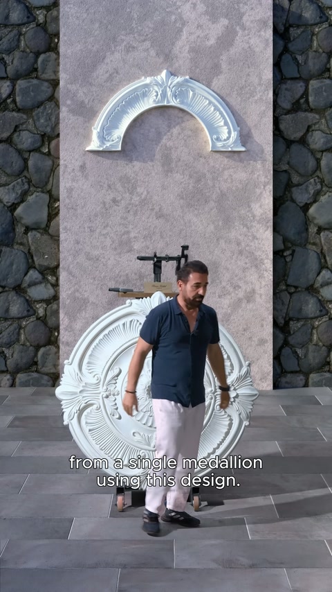 Duvar uygulamasında, kemer üst parçası ve alt madalyon birlikte görülüyor.