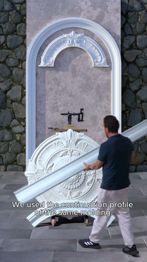 Kavisli kemeri tamamlayacak uzun profiller, duvar tasarımının önünde konumlandırılıyor.