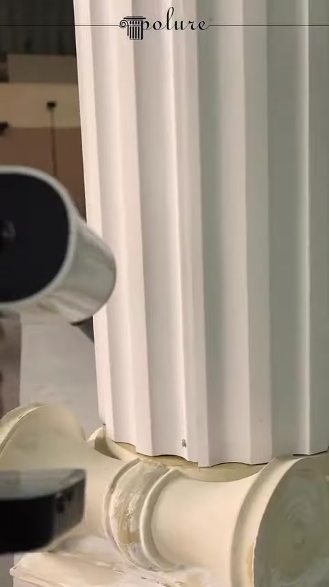 Yivli sütun gövdesinin taban bölümü ve yüzey detayları görülüyor