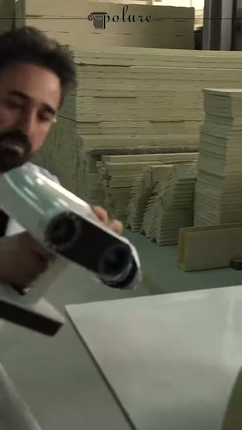 Operatör tarayıcıyı dekoratif parçaya yaklaştırarak kayıt işlemine devam ediyor