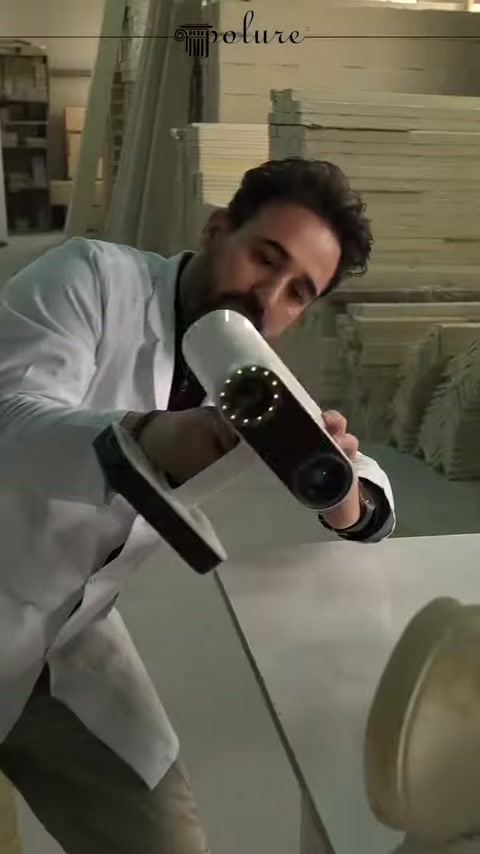 Uzman atölye masasında sütun kaidesini eğilerek cihazla tarıyor