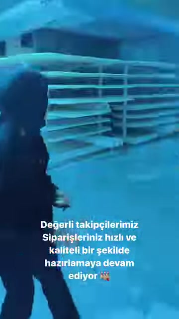 Taşıma rafındaki uzun beyaz parçalar atölye içinde bekletiliyor.