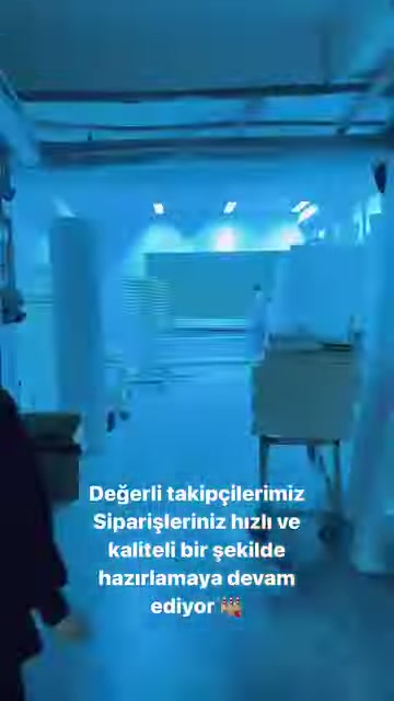 Geniş atölye bölümünde poliüretan parçalar farklı istasyonlarda hazırlanıyor.