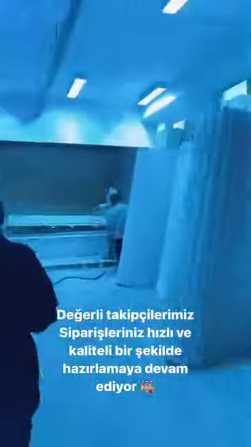 Tavan aydınlatmaları altındaki çalışma tezgâhları genel planda gösteriliyor.