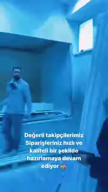 Çalışanların bulunduğu atölyede büyük dekoratif kalıplar yan yana duruyor.