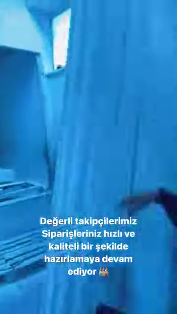 Uzun çalışma tezgâhı ve dikey kalıplar üretim ortamında görülüyor.
