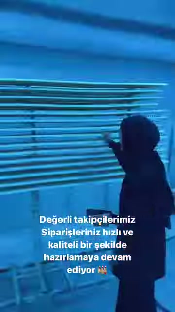 Yatay raflarda çok sayıda uzun dekoratif profil düzenli biçimde saklanıyor.