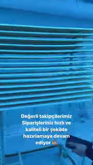 Üst üste yerleştirilen profiller depolama rafını tamamen dolduruyor.