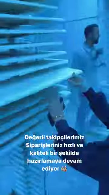 Görevli, farklı kalınlıklardaki poliüretan profilleri eliyle gösteriyor.