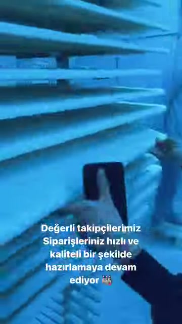 Raf sistemindeki geniş ve dar dekoratif elemanlar yakından inceleniyor.