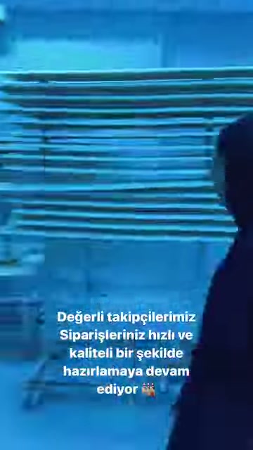 Uzun poliüretan profiller, metal raflarda katmanlar halinde istiflenmiş.