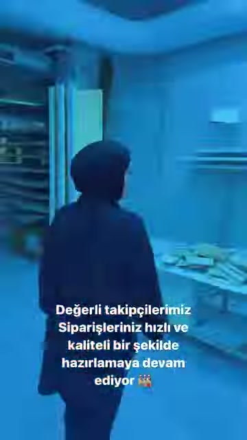 Çalışan, profil raflarının bulunduğu depolama bölümünden ayrılıyor.