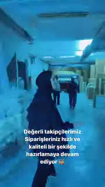 Üretim koridorunun iki yanında çeşitli dekoratif parçalar sıralanıyor.