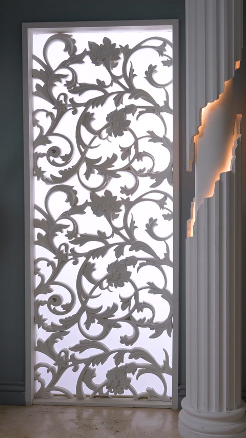Işıklı dekupe panel ile duvar çıtası birlikte sergileniyor