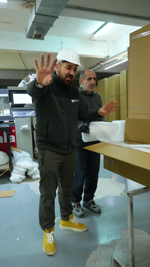 Çalışanlar, açık kutu ve koruyucu ambalajlarla paketlemeyi sürdürüyor.