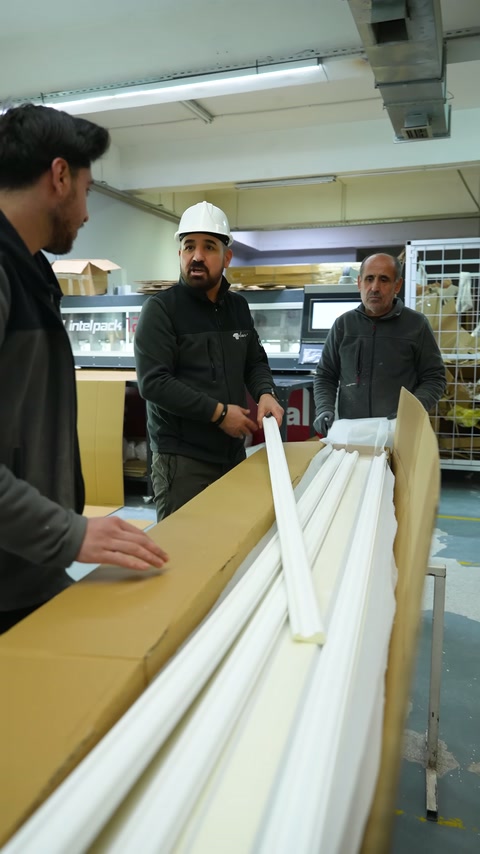 Beyaz profiller, sevkiyat öncesinde açık ambalaj kutusunda düzenleniyor.