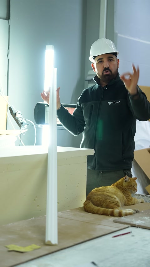 İki uzun beyaz profil dik tutulurken ürün yapısı anlatılıyor.