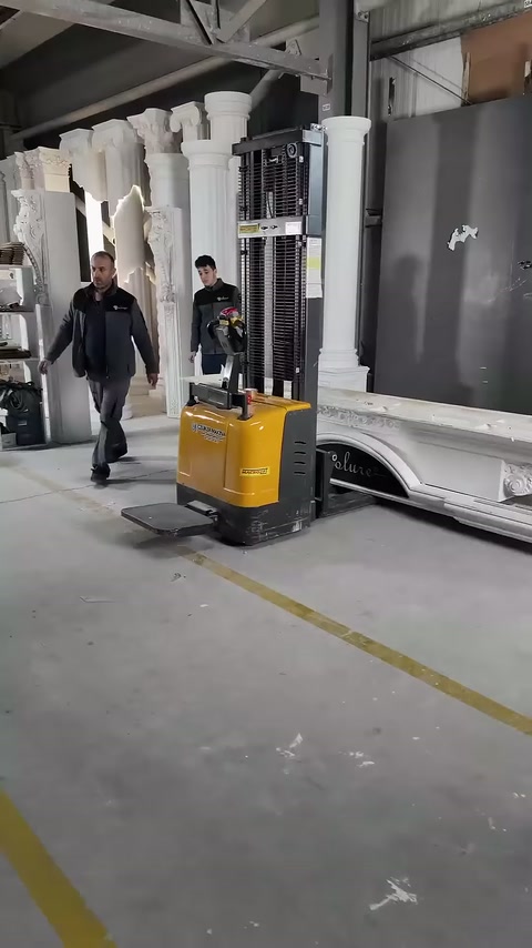 Çalışanlar, sütun ve taç parçaları arasındaki alanı düzenliyor.