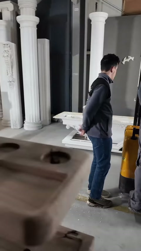 İki görevli, aracın yerleşimini dekoratif elemanların yanında kontrol ediyor.