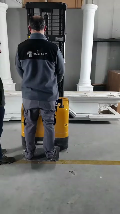 Kaldırma aracı, dik sütun gövdelerine paralel biçimde konumlandırılıyor.