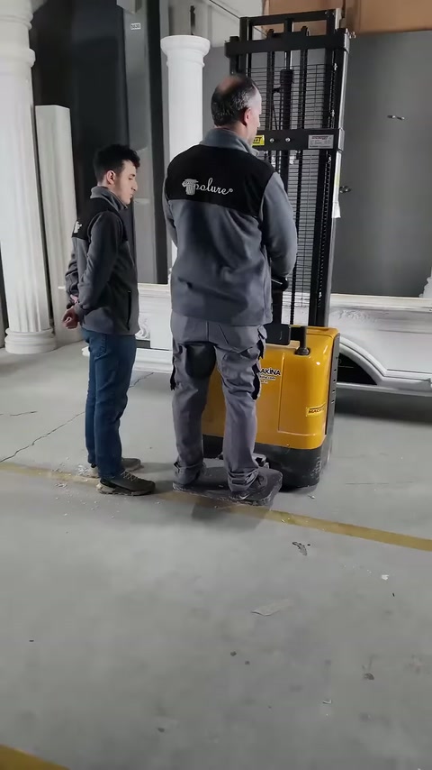 Çalışanlar, taç montajı öncesinde aracın mesafesini gözden geçiriyor.