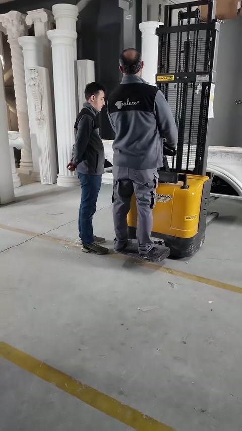 Ekip, kaldırma aracını yüksek giriş düzenlemesinin altına yanaştırıyor.