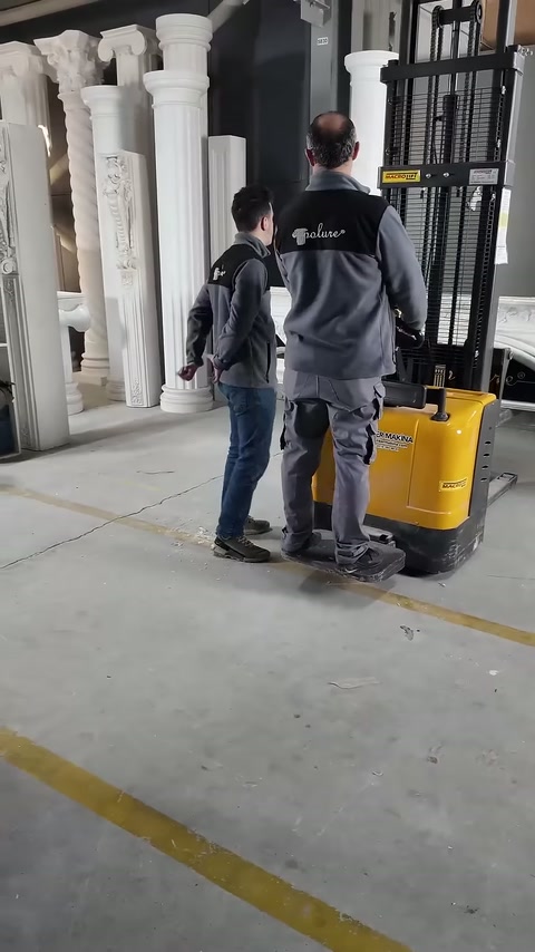 Görevliler, aracın çatallarını üst montaj bölgesine göre hizalıyor.