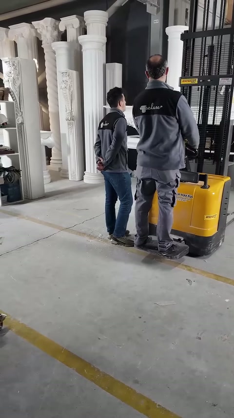 Kaldırma düzeneği, sütunlarla çevrili çalışma noktasında hazır bekliyor.