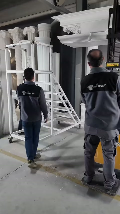 Beyaz çalışma merdiveni, yükseltilmiş giriş tacının altına yerleştiriliyor.