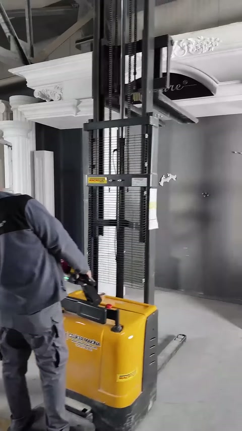 Kabartmalı üst taç, sütun başlıklarının üzerinde yatay konumda duruyor.