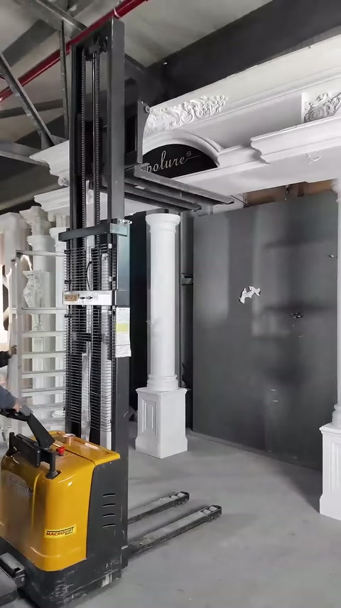 Merdiven ve kaldırma aracı, yüksek taç uygulaması altında bulunuyor.