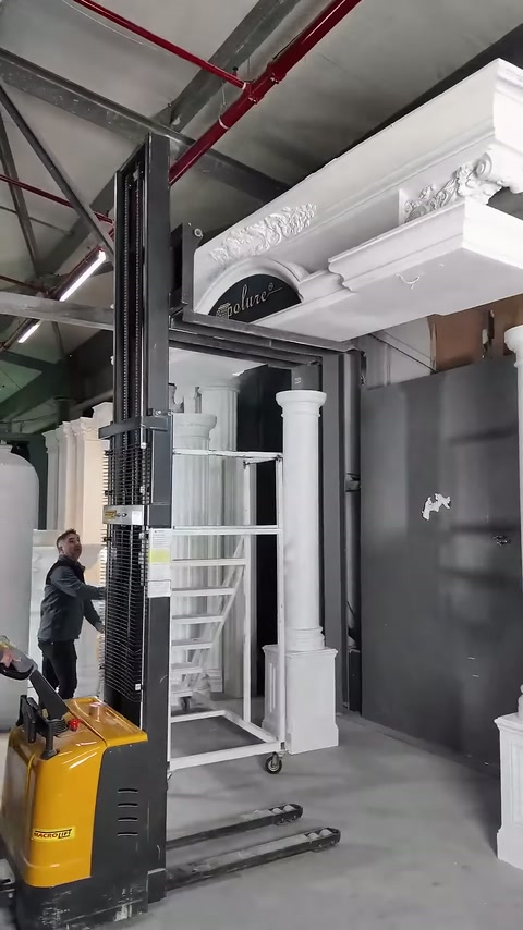 Çalışma merdiveni, geniş korniş biçimli tacın birleşim noktasına uzanıyor.