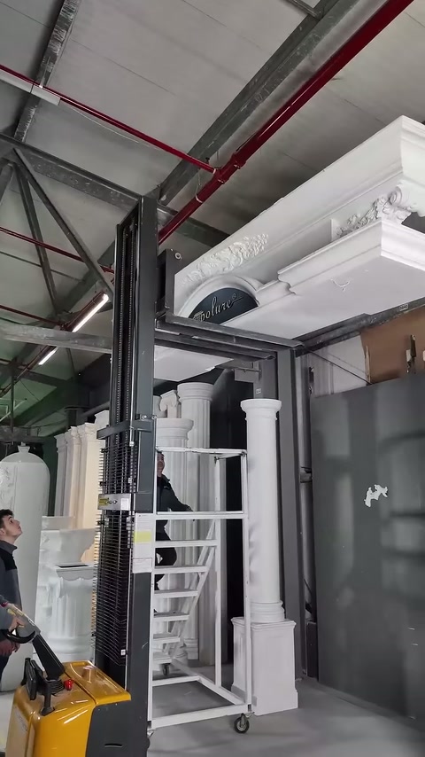 Tekerlekli merdiven, sütunlu giriş kompozisyonunun ortasında hazır tutuluyor.
