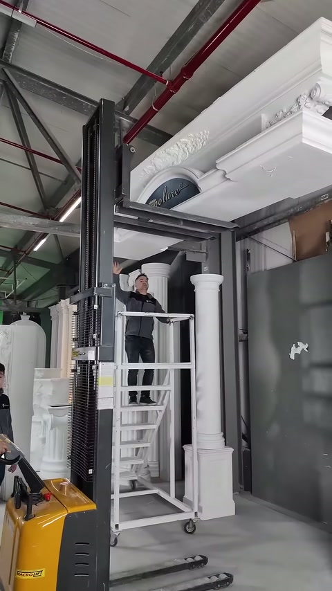 Usta, merdivenden üst taç bölümüne ulaşarak montaja başlıyor.